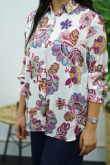 Chemise blanche à l’imprimé floral