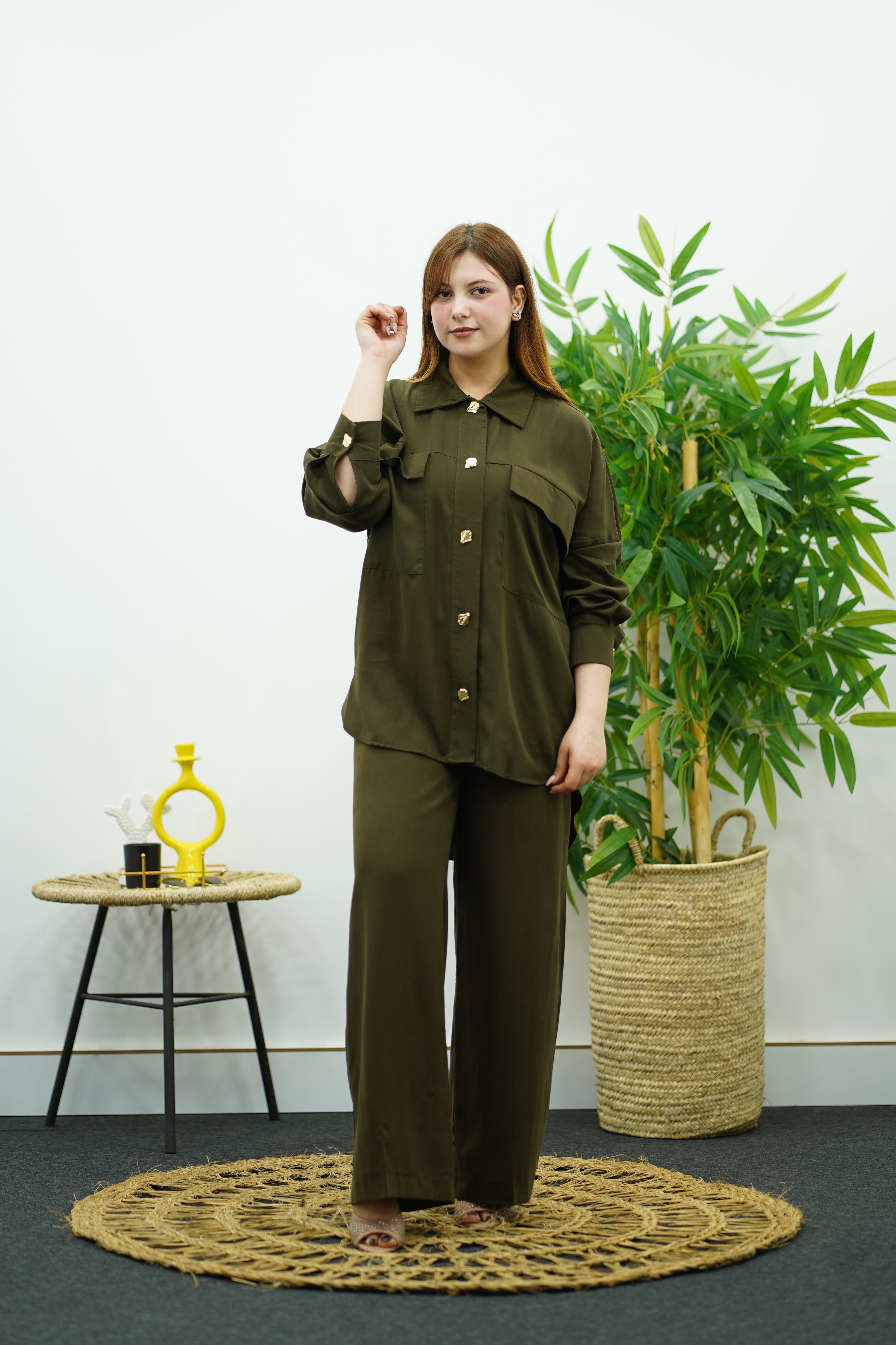 Élégance en Kaki - Ensemble  Pantalon & Chemise à Boutons Dorés