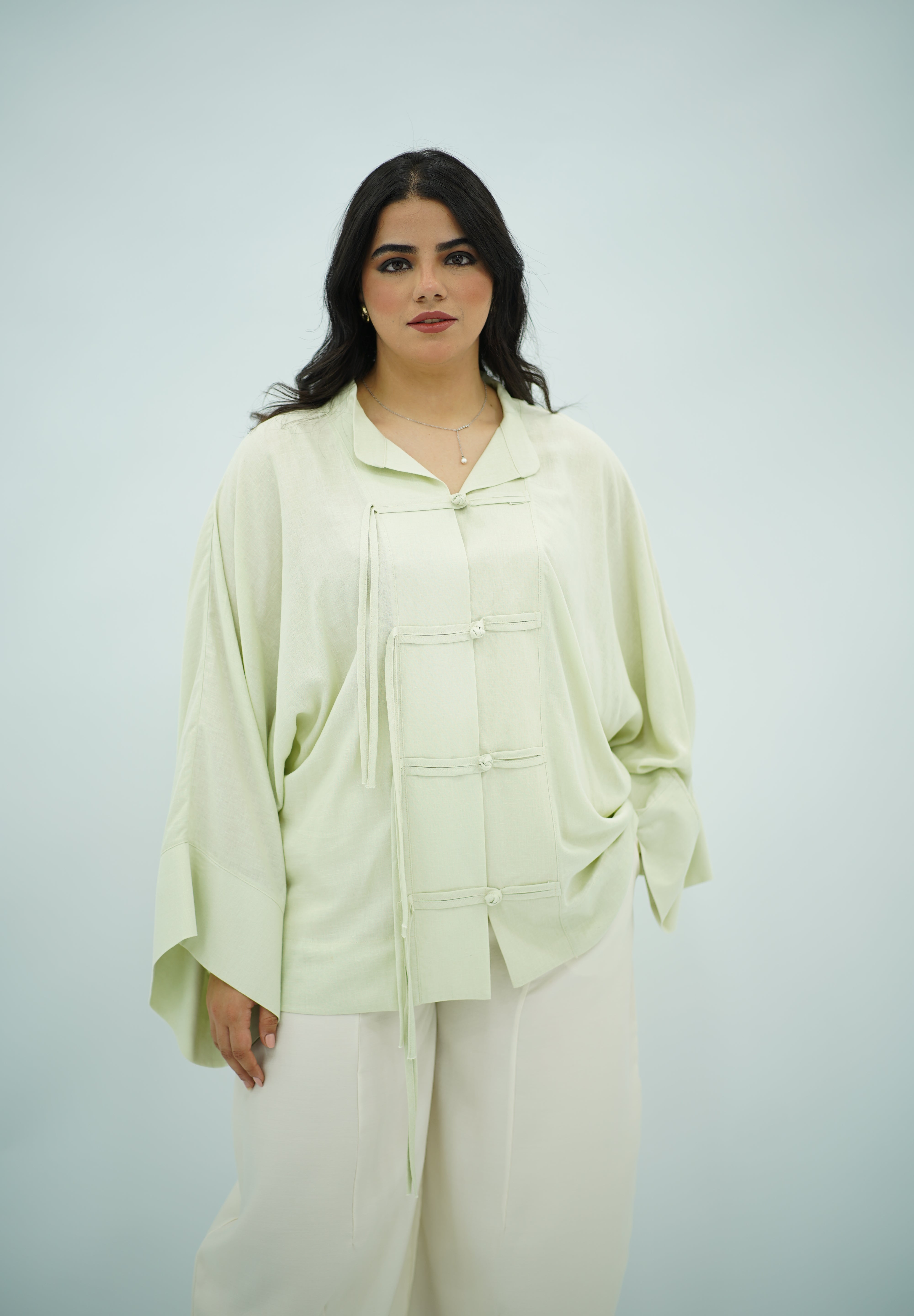 Chemise en Lin Élégante à Nœuds Chinois - Vert Amande