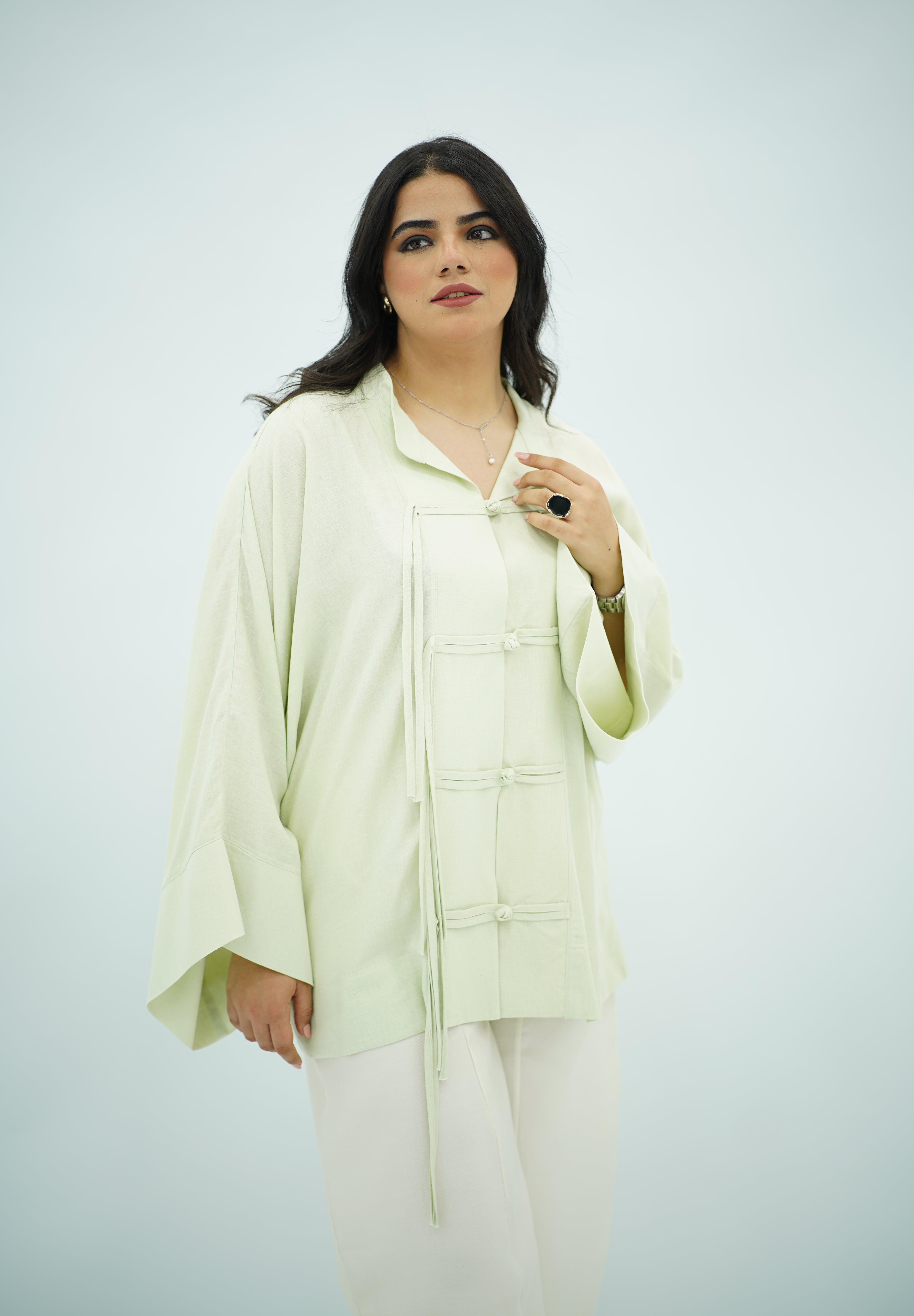 Chemise en Lin Élégante à Nœuds Chinois - Vert Amande