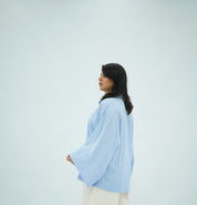 Chemise ample à rayures bleues et nœuds traditionnels