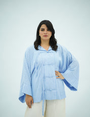 Chemise ample à rayures bleues et nœuds traditionnels