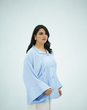Chemise ample à rayures bleues et nœuds traditionnels
