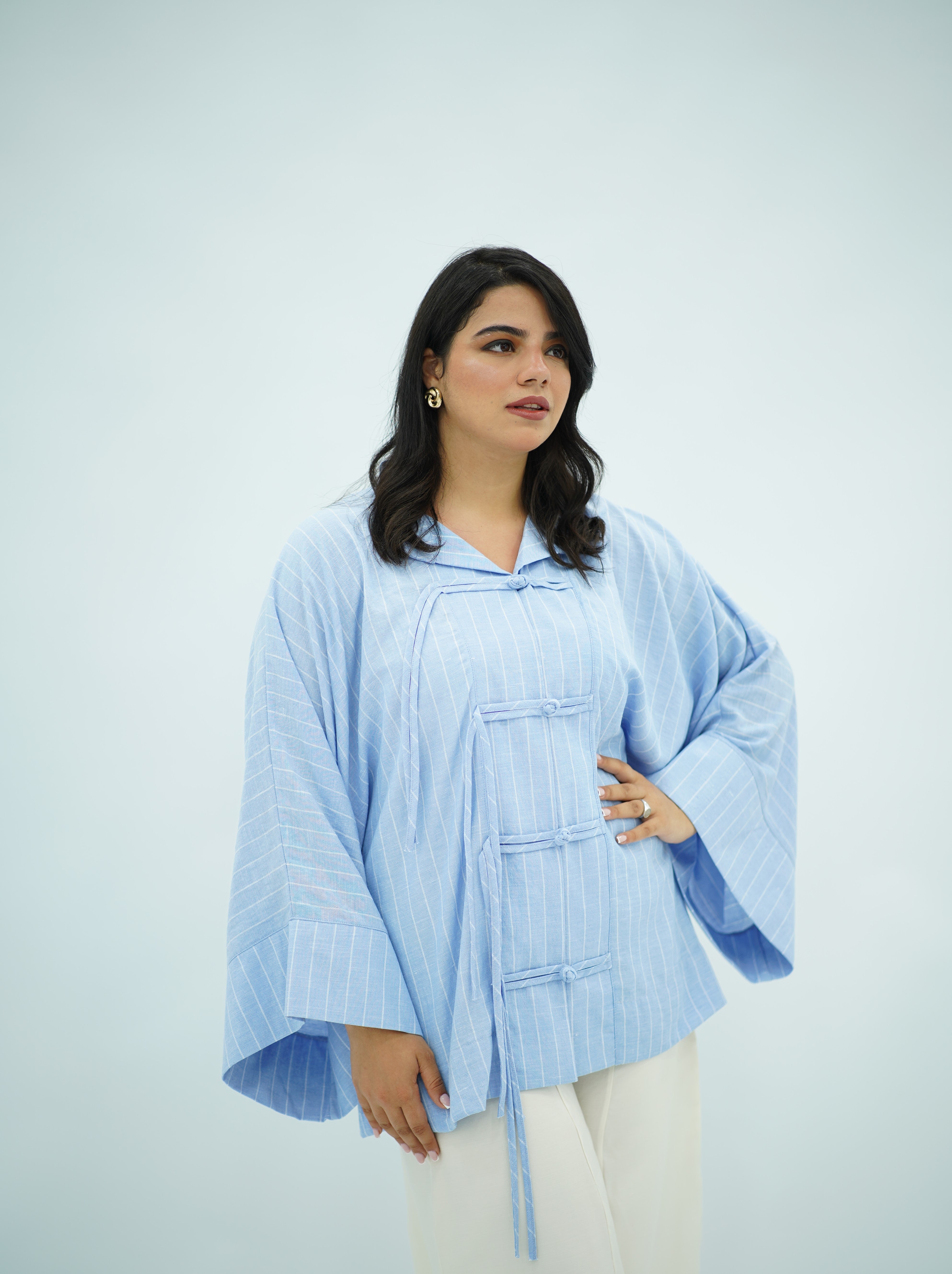 Chemise ample à rayures bleues et nœuds traditionnels