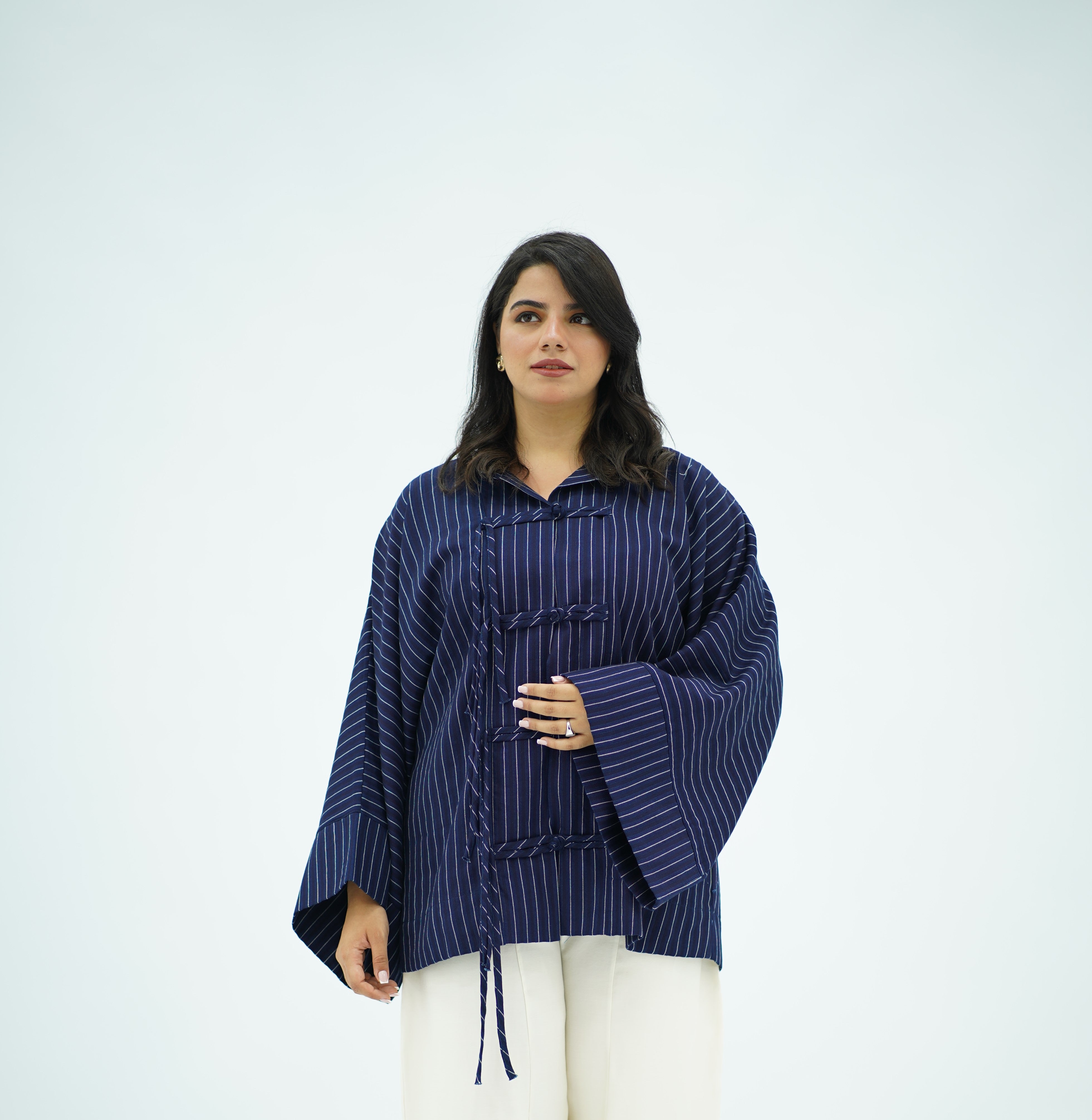 Chemise en lin  à rayures bleu marine et fermetures nouées