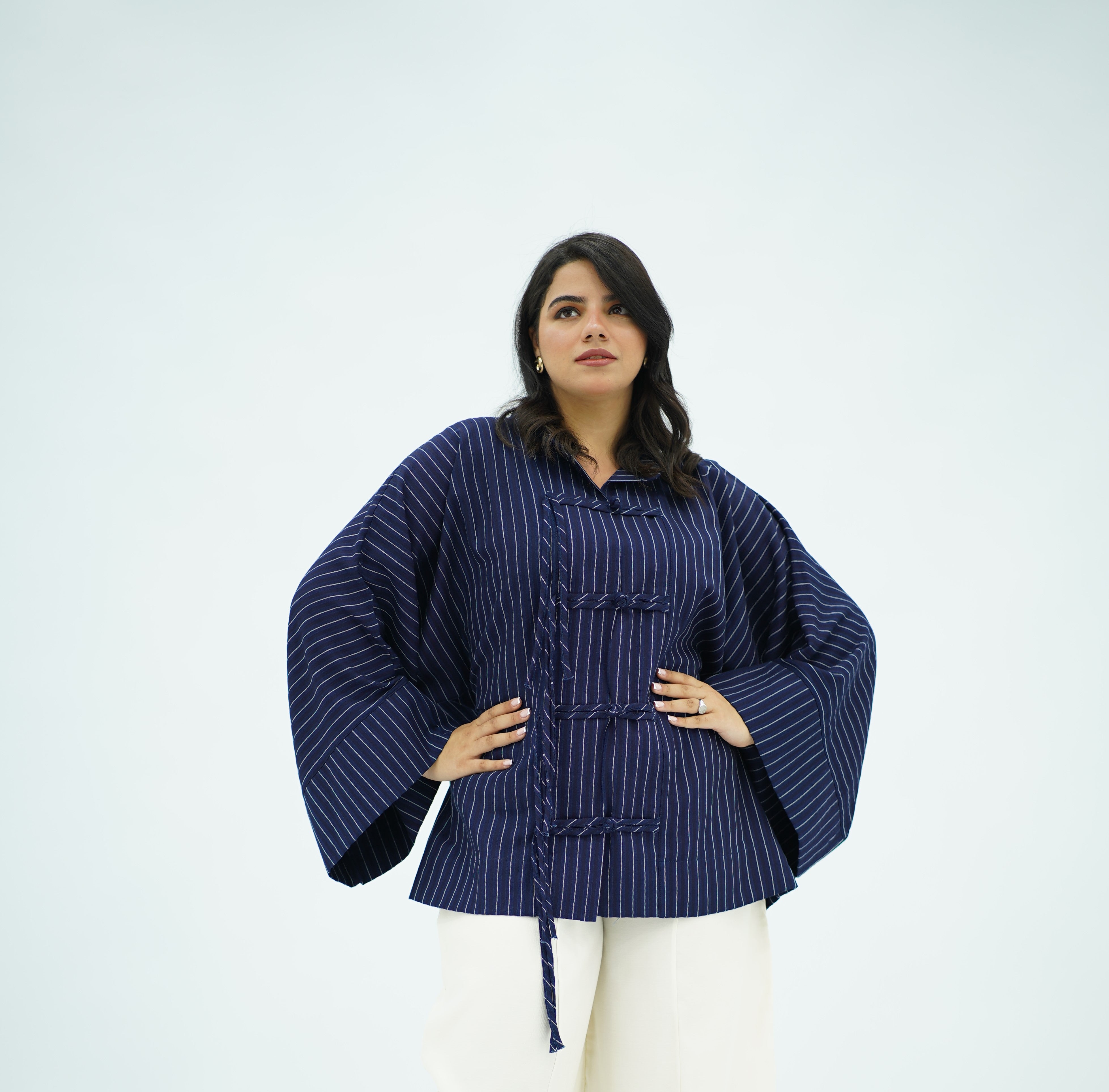 Chemise en lin  à rayures bleu marine et fermetures nouées