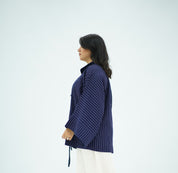 Chemise en lin  à rayures bleu marine et fermetures nouées