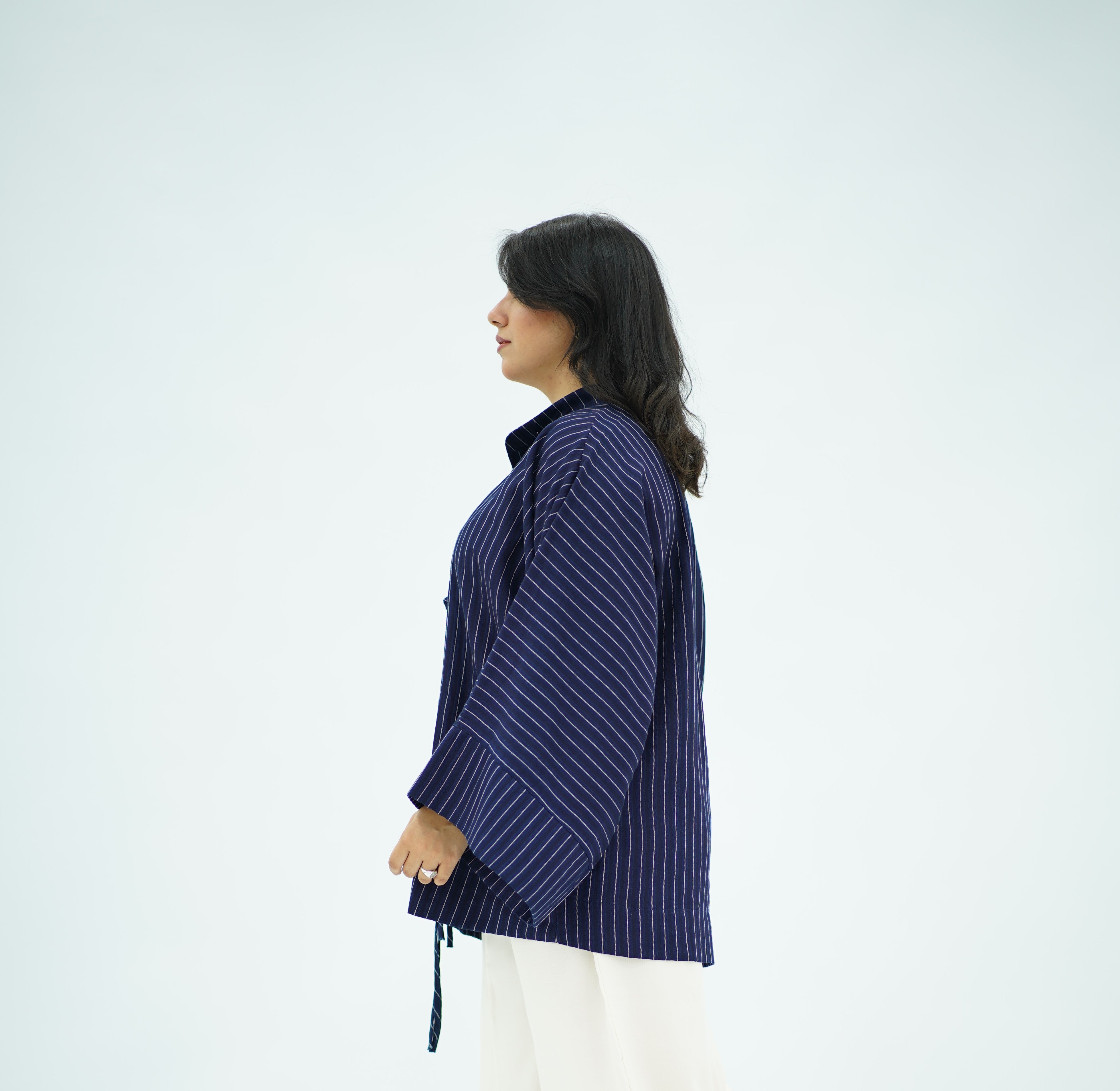Chemise en lin  à rayures bleu marine et fermetures nouées