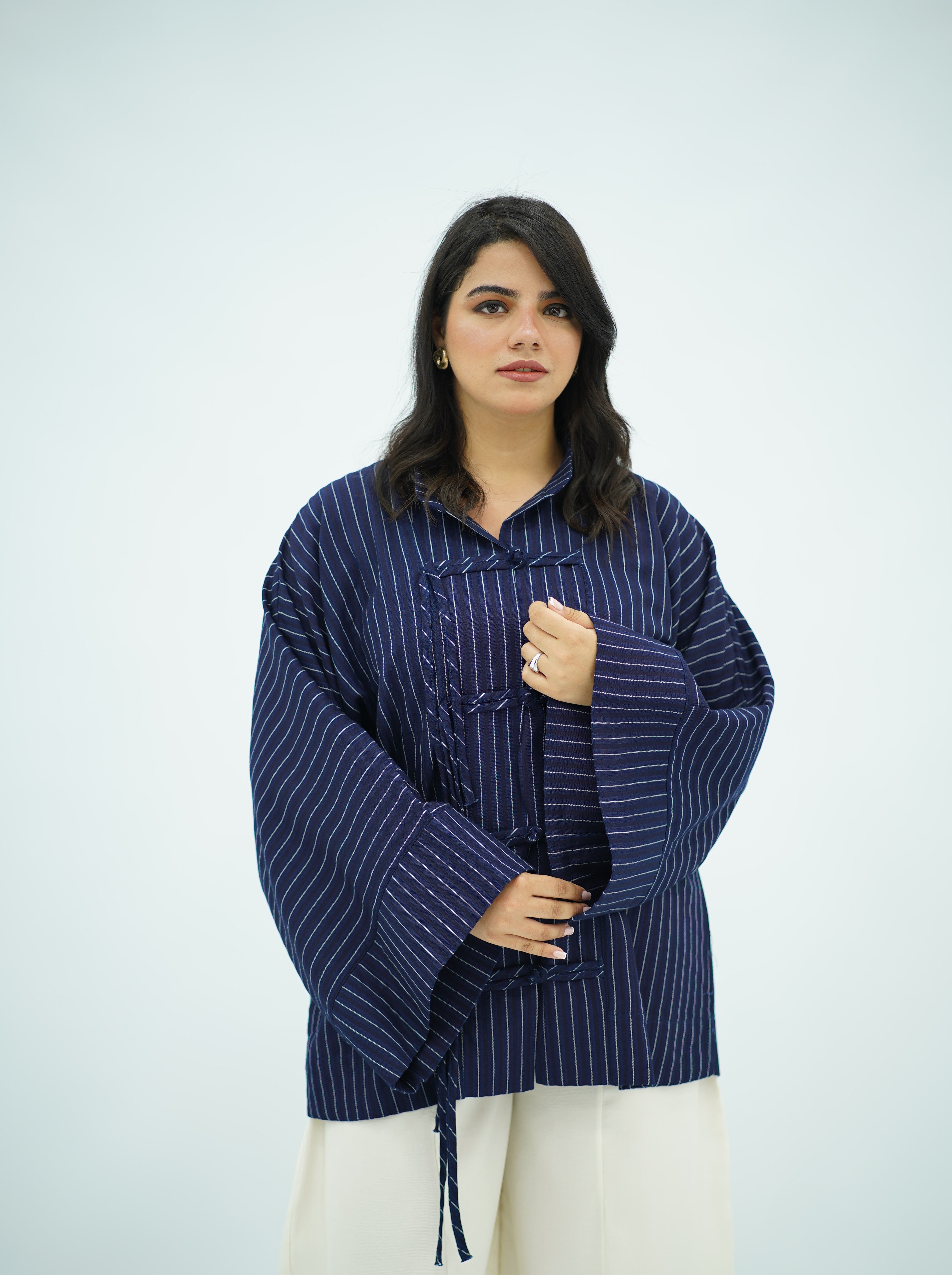 Chemise en lin  à rayures bleu marine et fermetures nouées