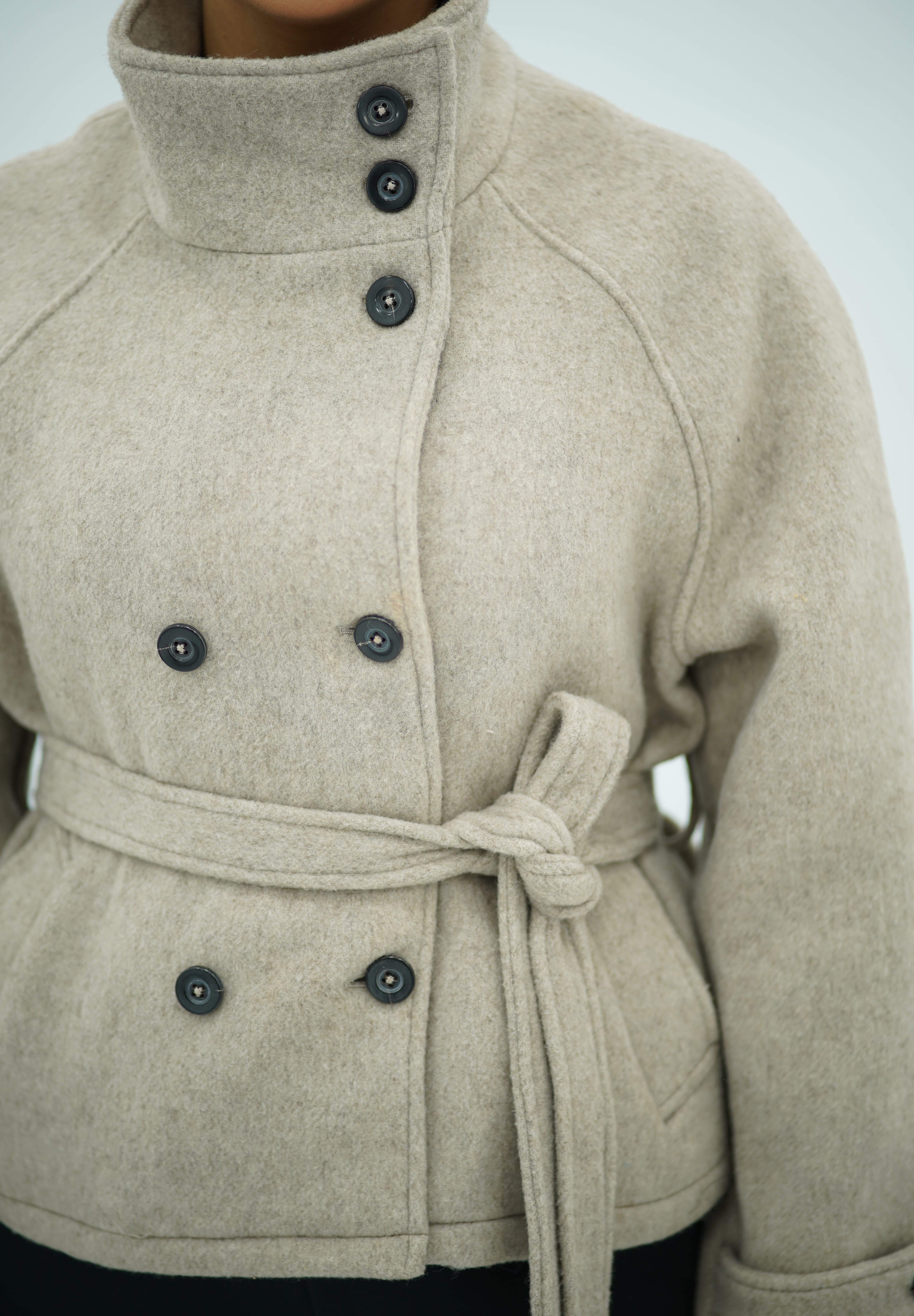 Manteau Court en Laine Ceinturé à Double Boutonnage