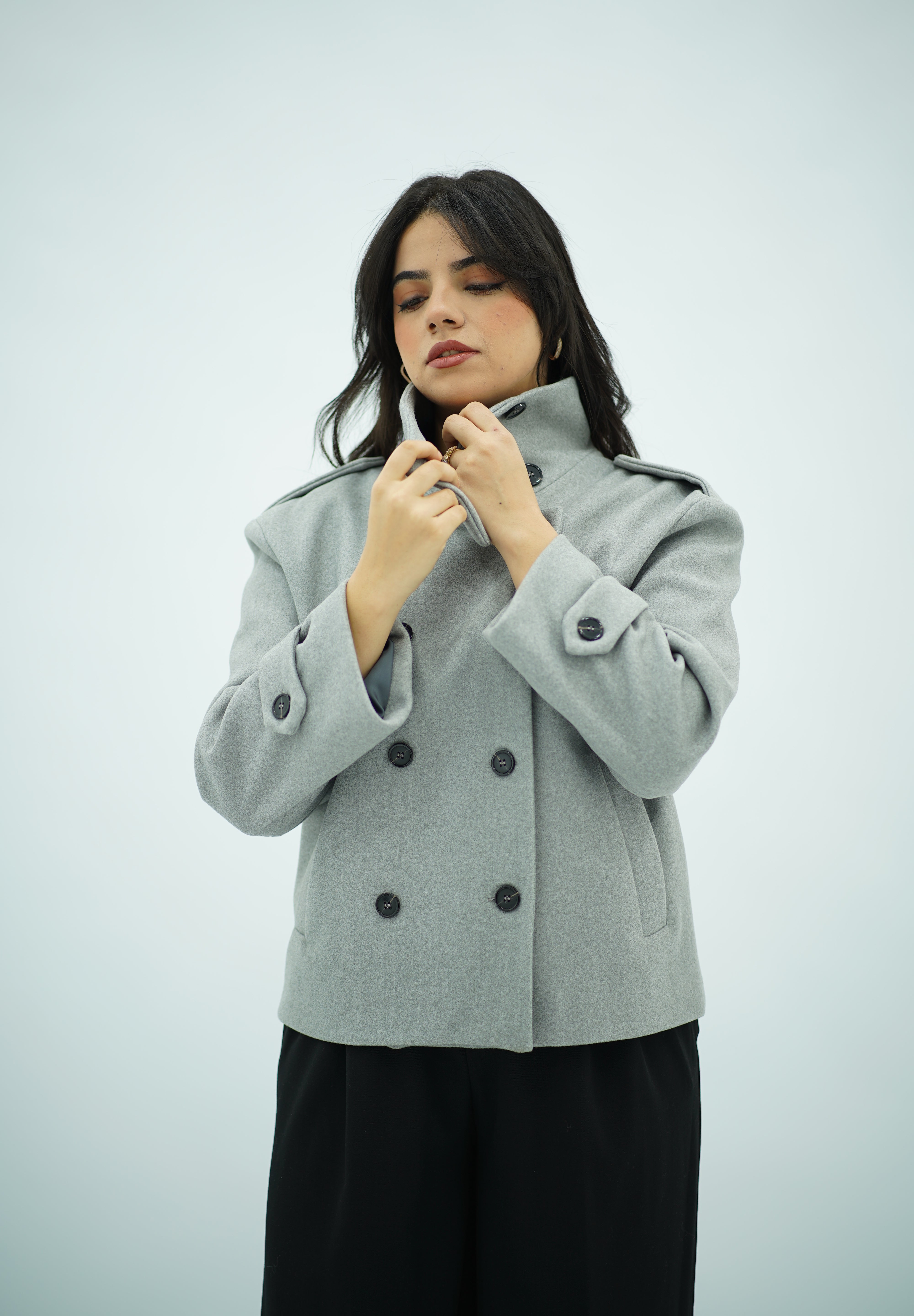 Manteau Courte Style Caban  – Col Montant & Boutonnage Croisé