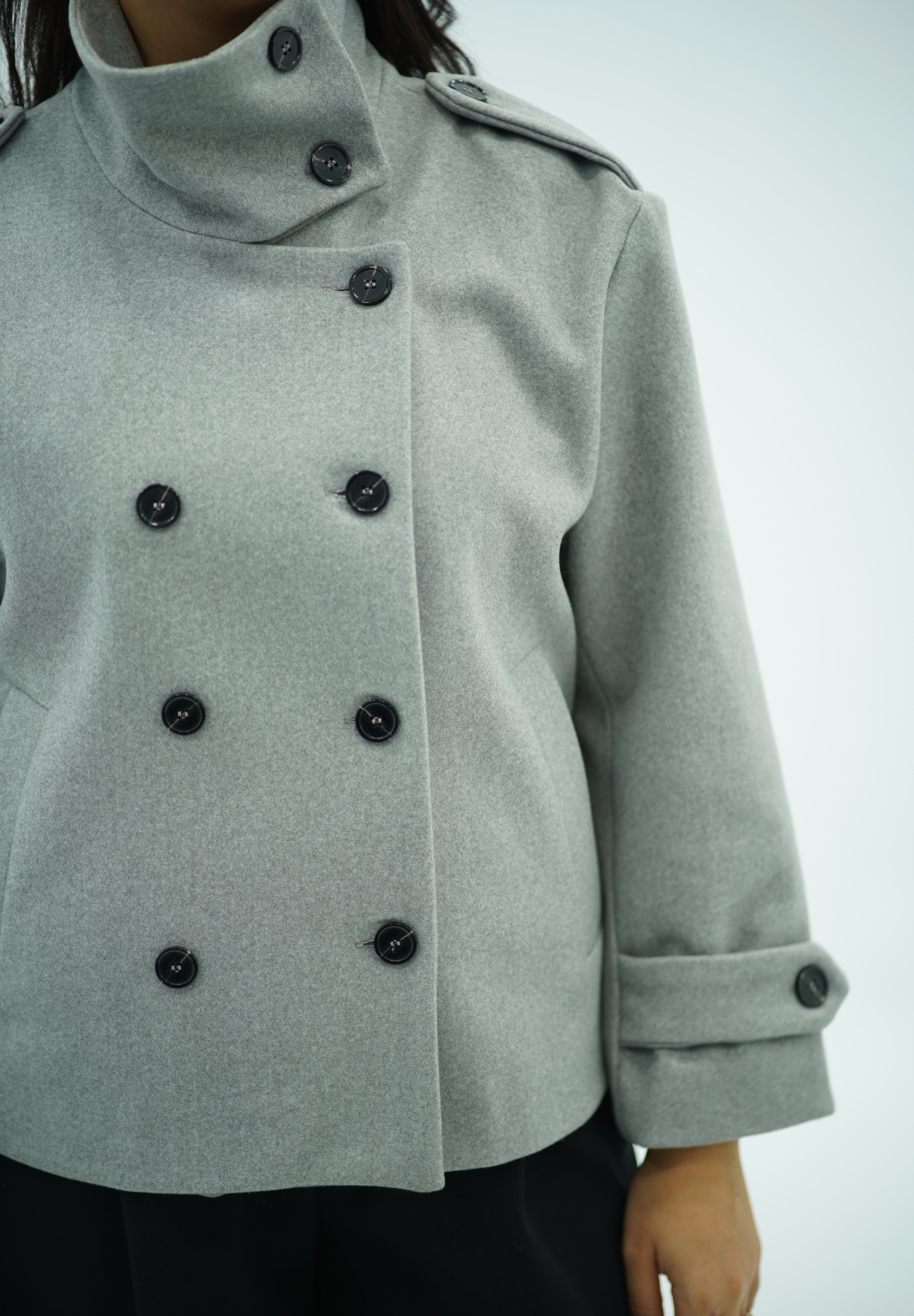Manteau Courte Style Caban  – Col Montant & Boutonnage Croisé