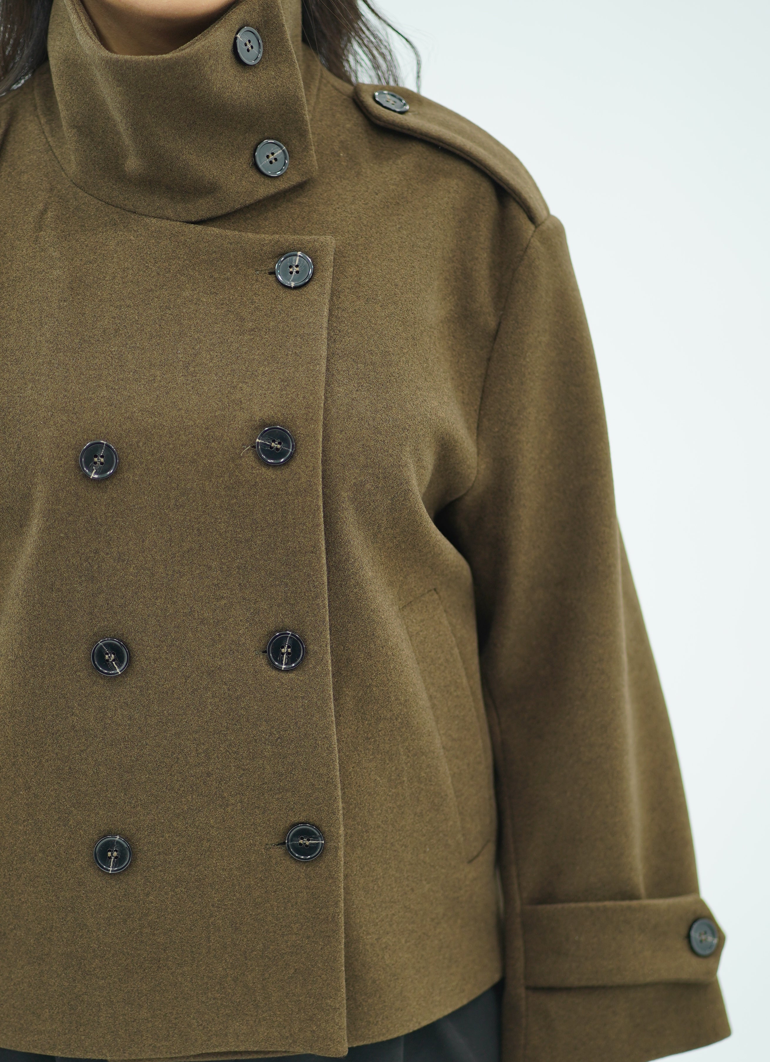 Manteau Courte Style Caban  – Col Montant & Boutonnage Croisé