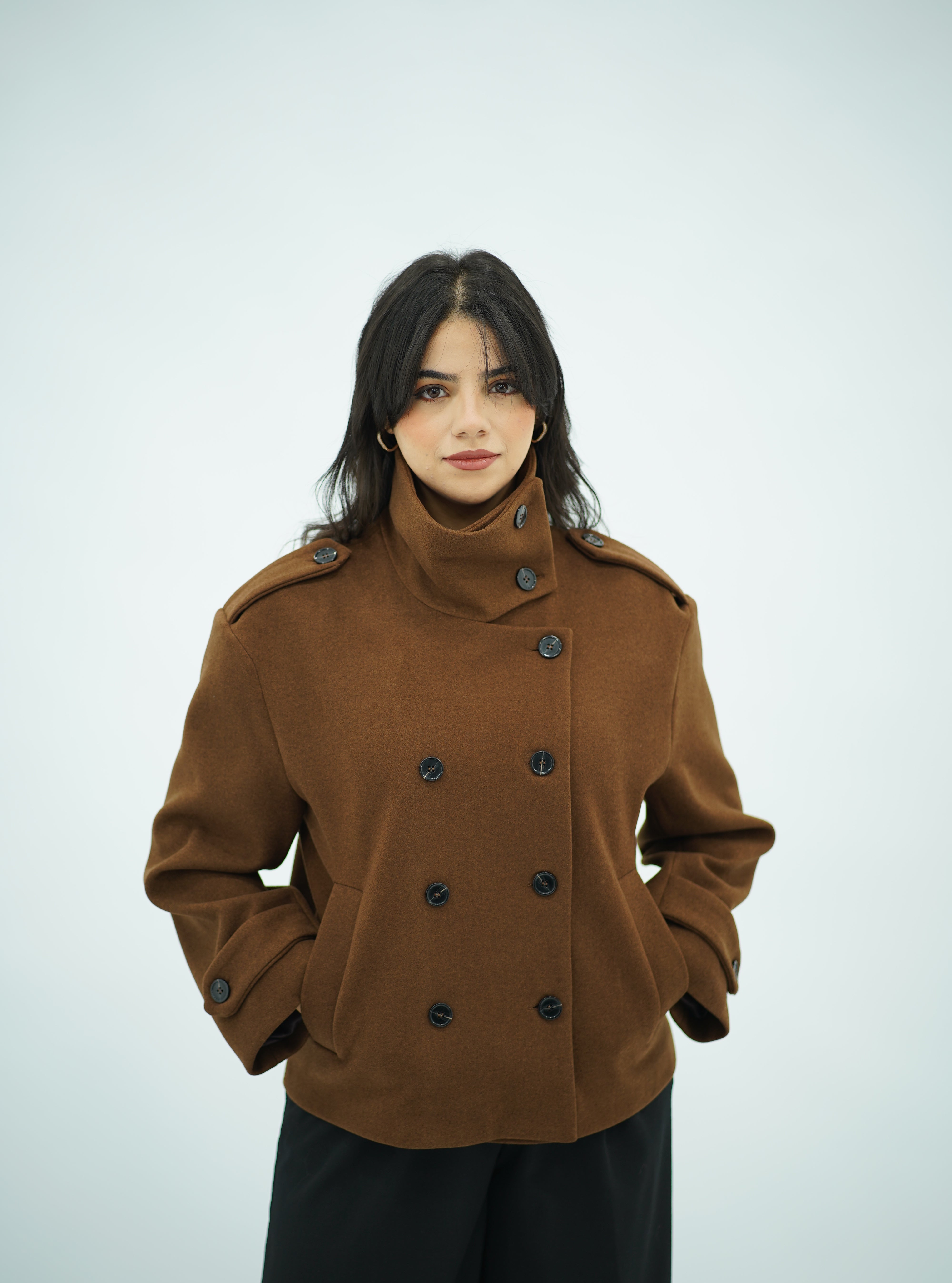 Manteau Courte Style Caban  – Col Montant & Boutonnage Croisé