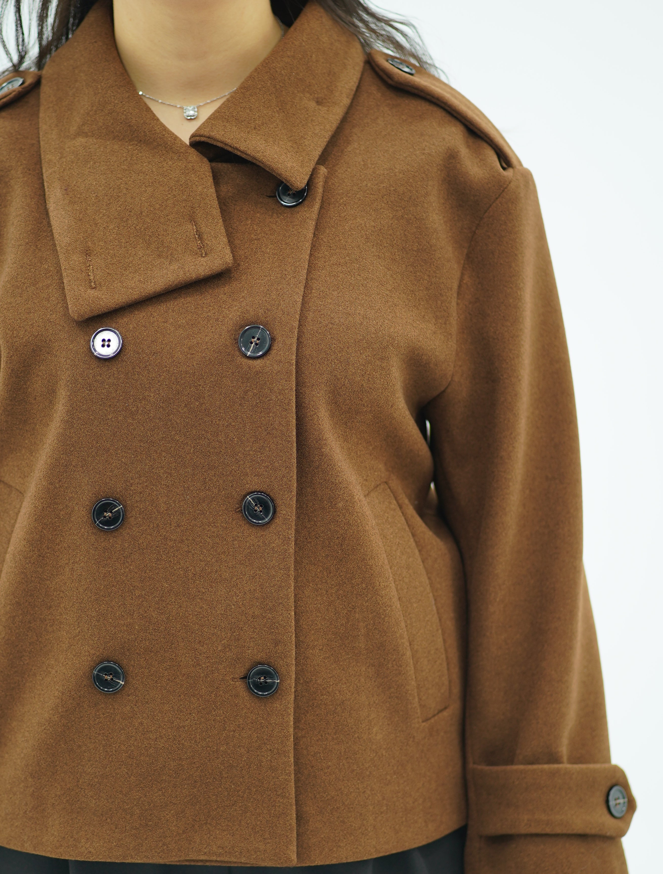 Manteau Courte Style Caban  – Col Montant & Boutonnage Croisé