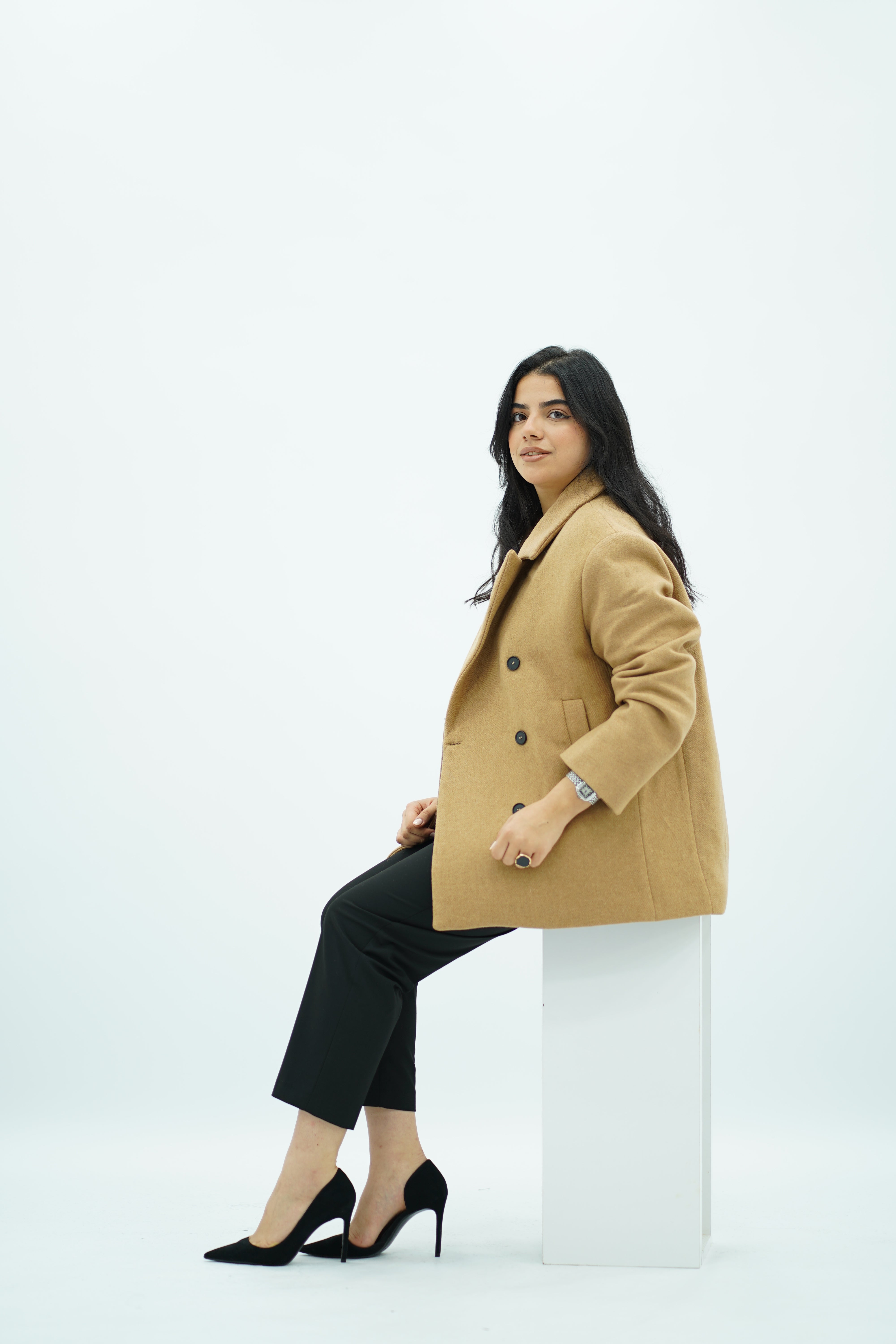 Manteau court camel à double boutonnage