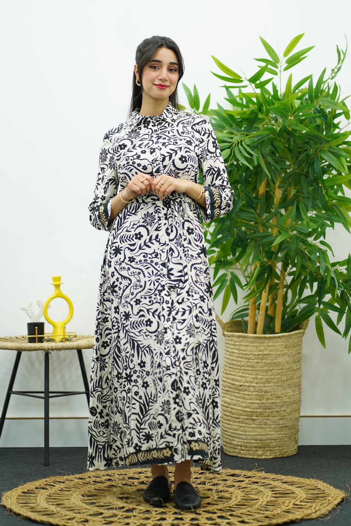 Robe Blanche et Noir Élégante avec Ceinture