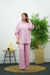 Élégance en Rose - Ensemble Pantalon & Chemise à Boutons Dorés
