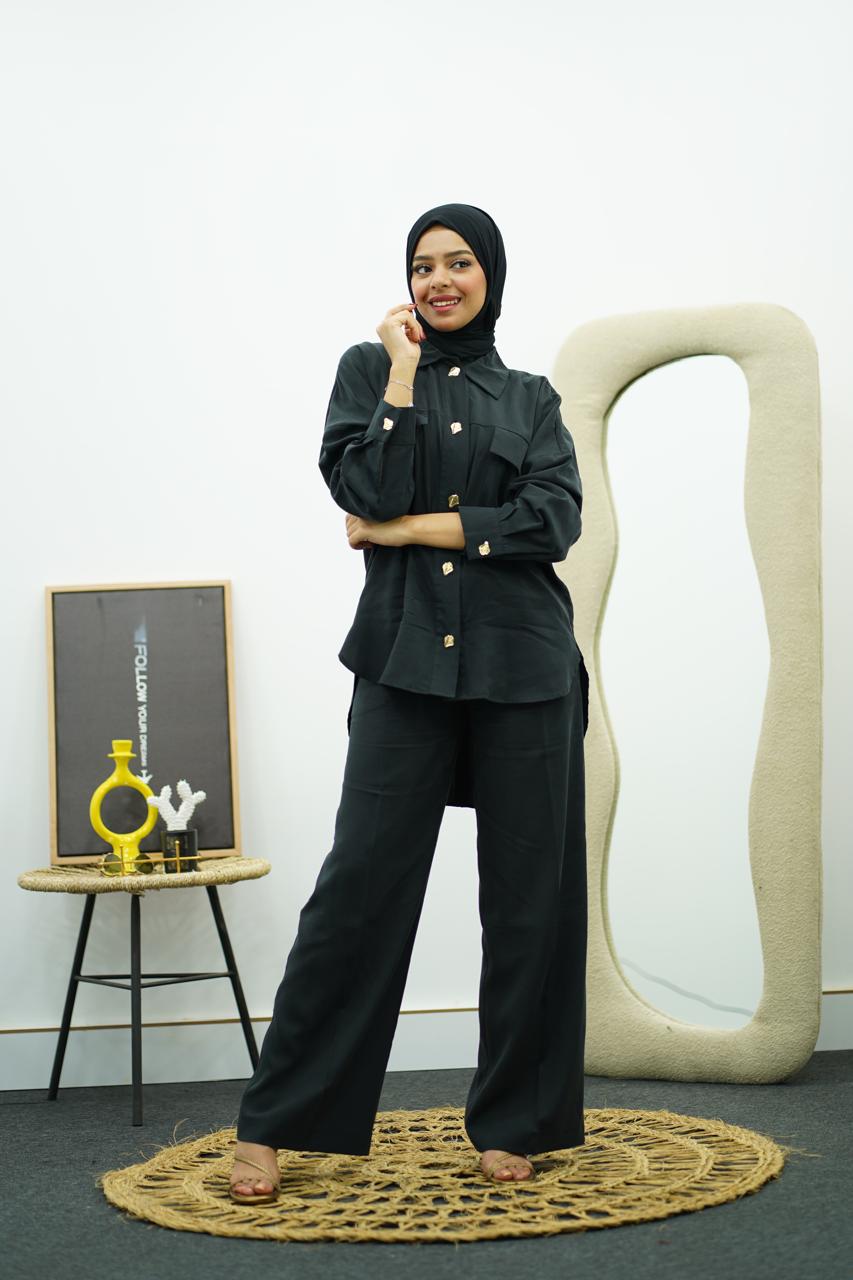 Élégance en Noir - Ensemble Pantalon & Chemise à Boutons Dorés