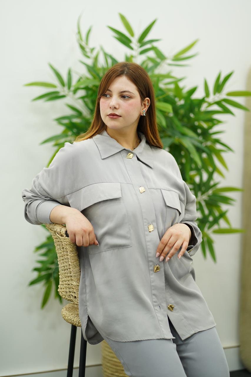Élégance en Gris - Ensemble Pantalon & Chemise à Boutons Dorés