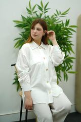Élégance en Blanc- Ensemble Pantalon & Chemise à Boutons Dorés
