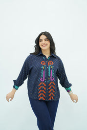 Chemise Marine à Broderies Colorées