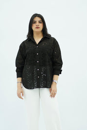 Chemise noire brodée élégante