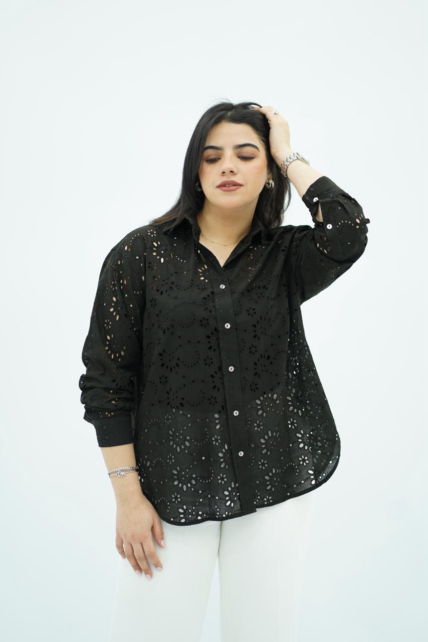 Chemise noire brodée élégante