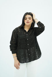Chemise noire brodée élégante