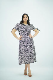 Robe mi-longue à imprimé avec nœuds aux manches