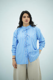 Chemise à Rayures Bleu Ciel et Nœuds Délicats