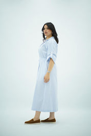 Robe longue rayée bleu ciel avec ceinture