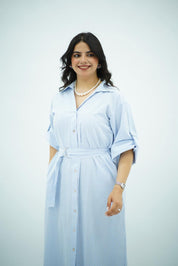 Robe longue rayée bleu ciel avec ceinture