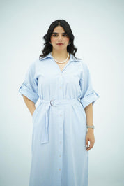 Robe longue rayée bleu ciel avec ceinture