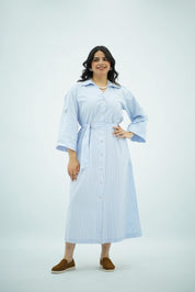 Robe longue rayée bleu ciel avec ceinture