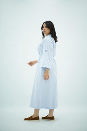 Robe longue rayée bleu ciel avec ceinture