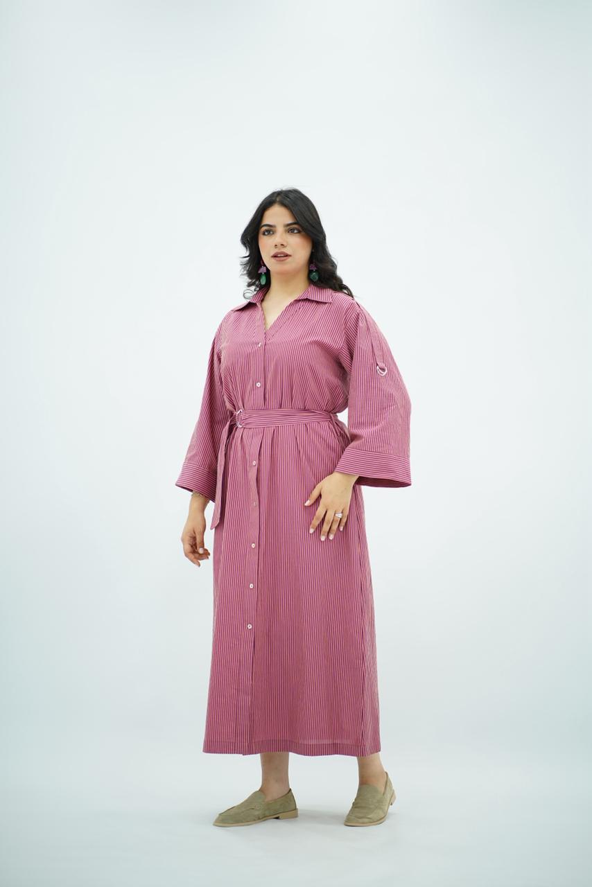 Robe chemise longue rayée rose avec ceinture