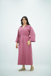 Robe chemise longue rayée rose avec ceinture