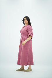 Robe chemise longue rayée rose avec ceinture