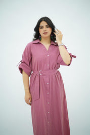 Robe chemise longue rayée rose avec ceinture