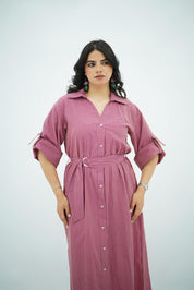 Robe chemise longue rayée rose avec ceinture