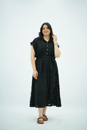 Robe longue noire texturée avec ceinture