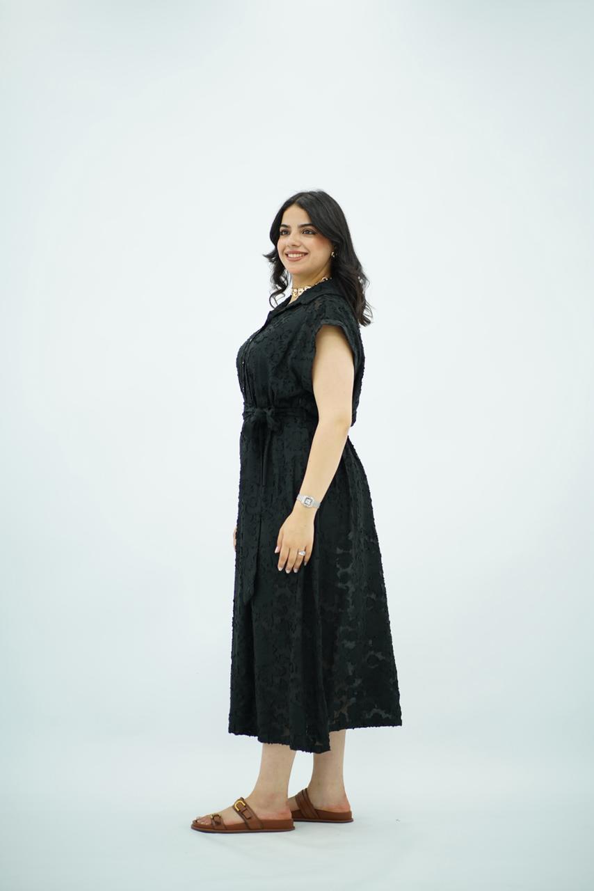 Robe longue noire texturée avec ceinture