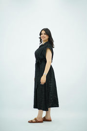 Robe longue noire texturée avec ceinture