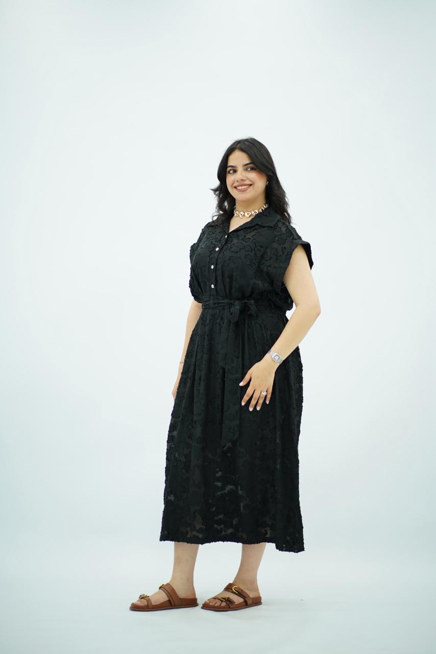 Robe longue noire texturée avec ceinture