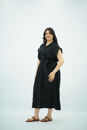 Robe longue noire texturée avec ceinture