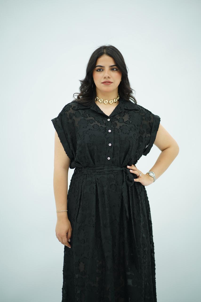 Robe longue noire texturée avec ceinture