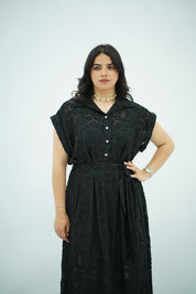 Robe longue noire texturée avec ceinture