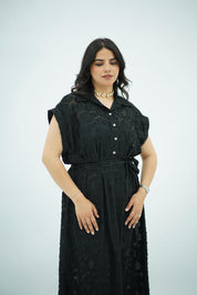 Robe longue noire texturée avec ceinture