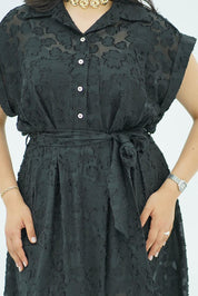 Robe longue noire texturée avec ceinture